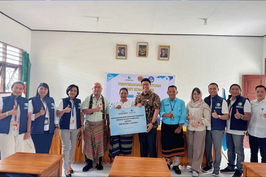 Penyerahan Bantuan 20 Unit Komputer dari PERBANAS